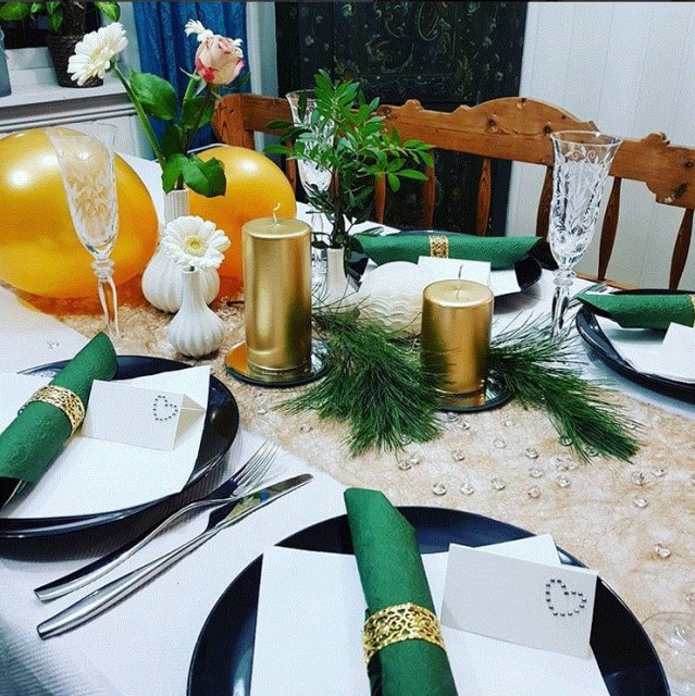 Grønne servietter og gull bordpynt